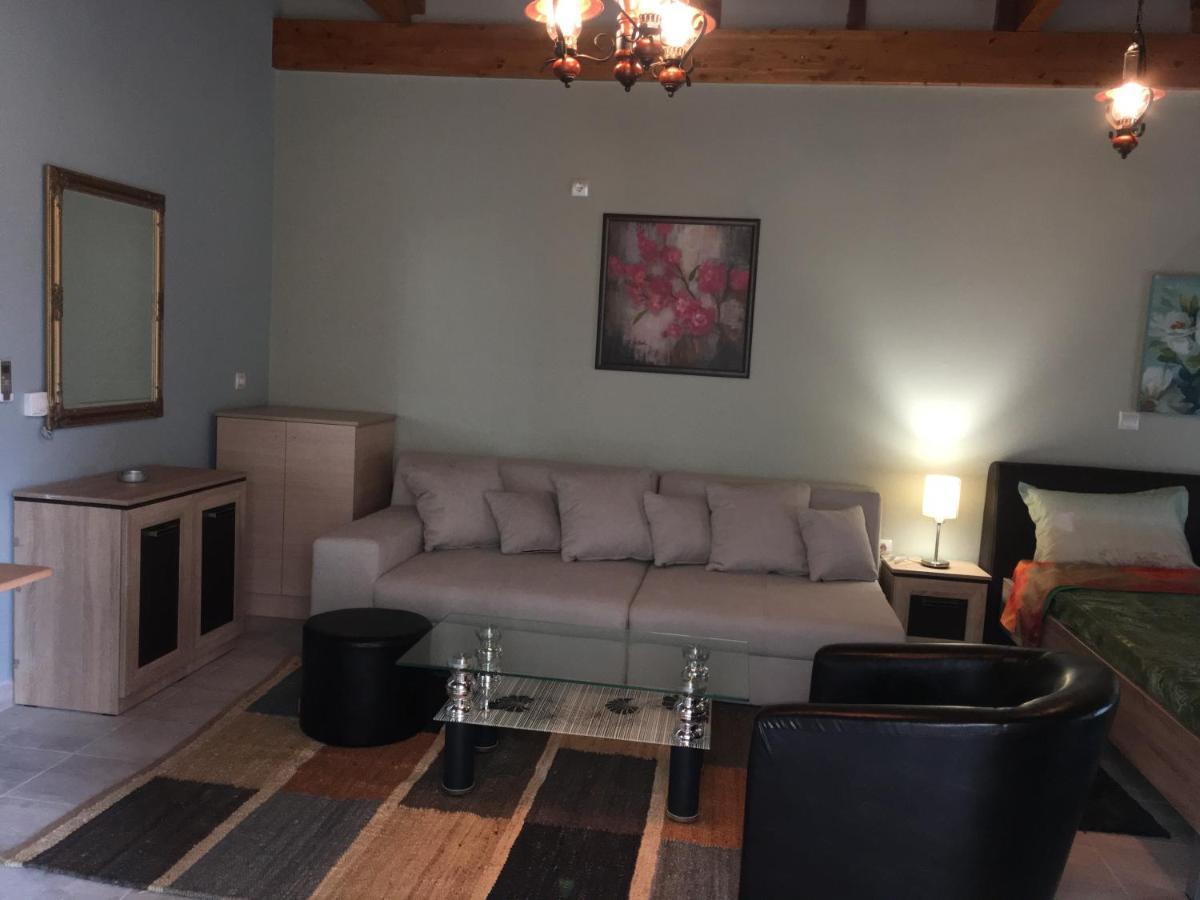 Archontiko Kirfis In Desfina Aparthotel Luaran gambar